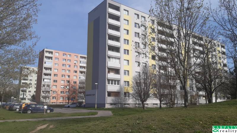 Bytový dům v Trnavě obklopený stromy s parkovacími místy. Vhodný pro 3-pokojový byt.