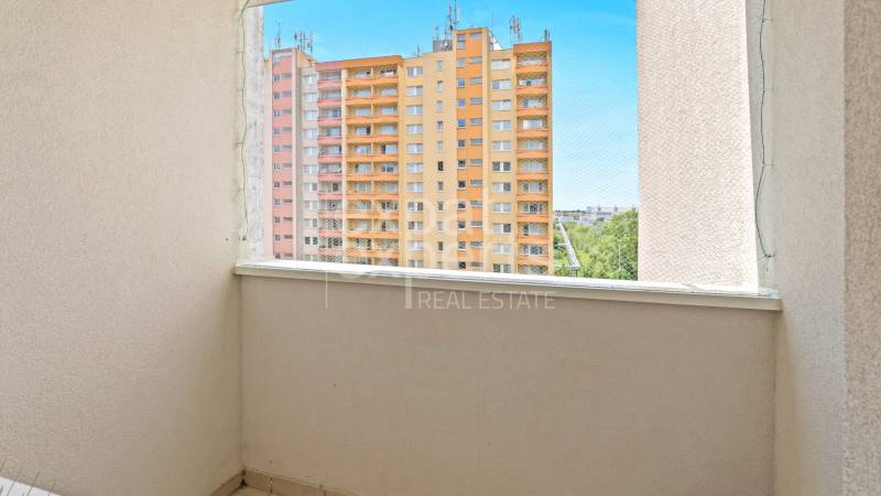 Balkon z 3-pokojového bytu s výhledem na barevný panelák v Devínské Nové Vsi.