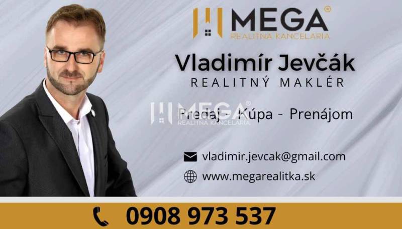 Vizitka realitního makléře, nabízející prodej, koupi a pronájem nemovitostí.