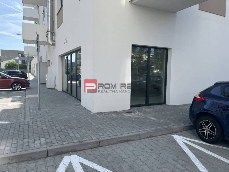 Obchodní prostory s velkými okny a parkováním na Eduarda Wenzla, Bratislava III.