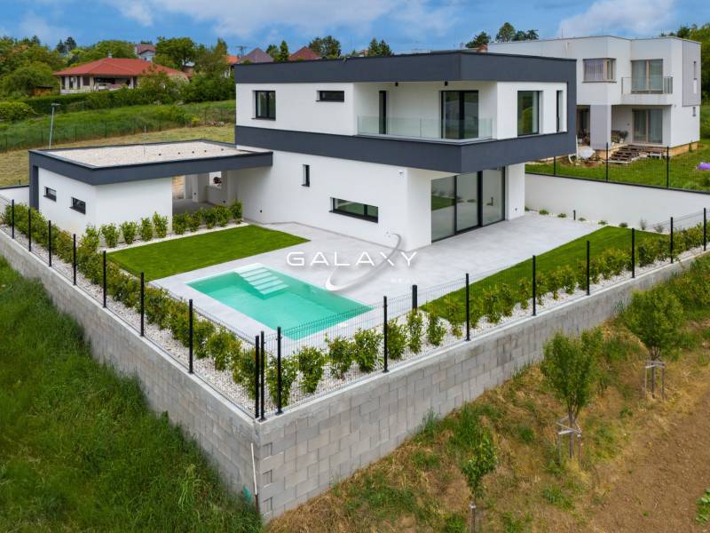 Rodinný dům v Nitře - Čermáni s bazénem a upraveným trávníkem, moderní architektura.