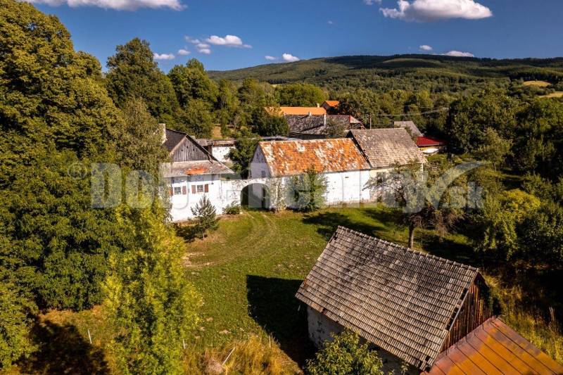 Rodinný dům v Pliešovcích na ulici Zaježová obklopený stromy a přírodou.