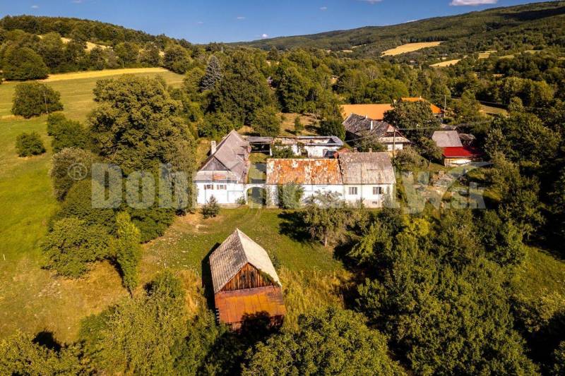 Letecký pohled na rodinné domy v Zaježové, Pliešovce, obklopené přírodou a zelení.