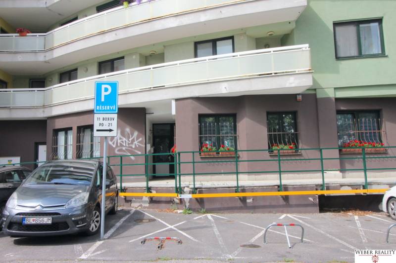 Parkoviště před obchodními prostory na Žatevné ulici v Bratislavě - Dúbravka.