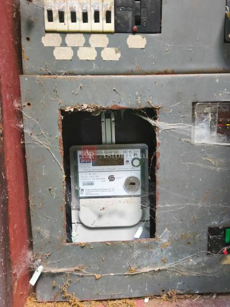 Starý elektrický rozvaděč s pavučinou uvnitř chaty.