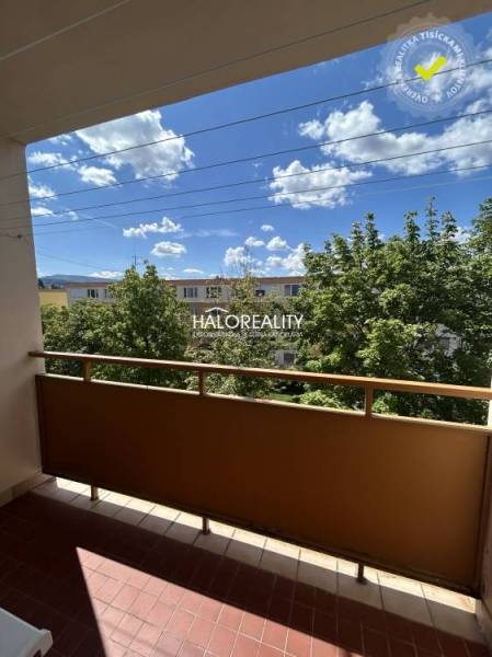 Balkon 3-pokojového bytu v Prievidzi s výhledem na stromy a oblohu.