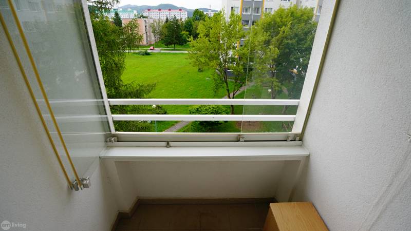 Balkón s výhledem na zeleň a objekty v Nové Dubnici, ideální pro 2-pokojový byt.