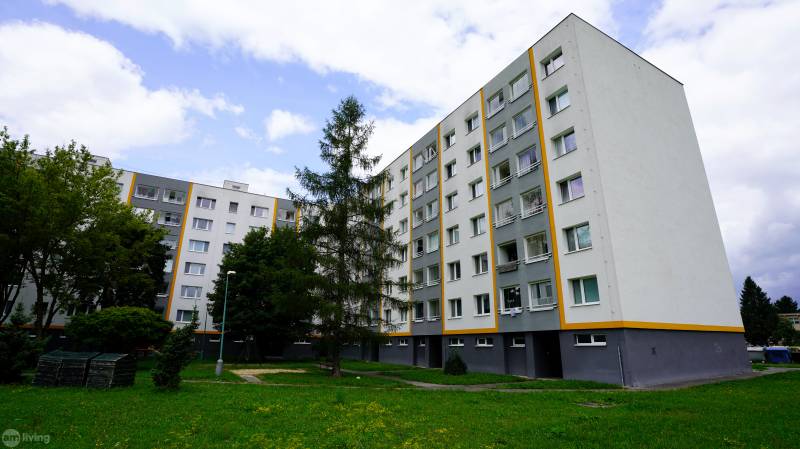 Sídliště s bytovými domy a zelení v Nové Dubnici, vhodné pro 2-pokojový byt.