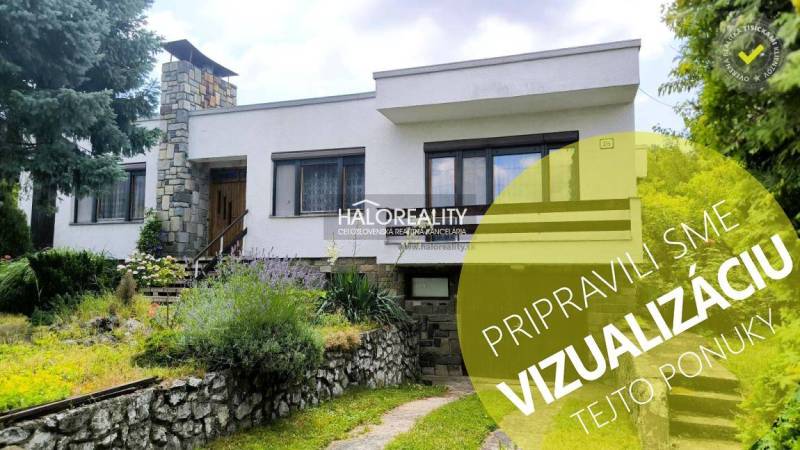 Rodinný dům v Plaveckém Mikuláši obklopený udržovanou zahradou a květinami.