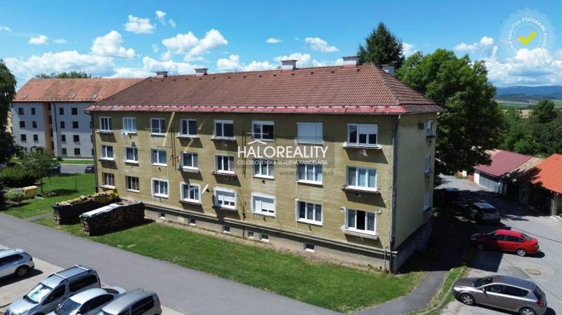 Předsíň 2pokojového bytu s dekorativními stěnami a věšákovou stěnou.