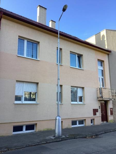 Rodinný dům na Kalinčiakově ulici v Piešťanech s lampou na chodníku.
