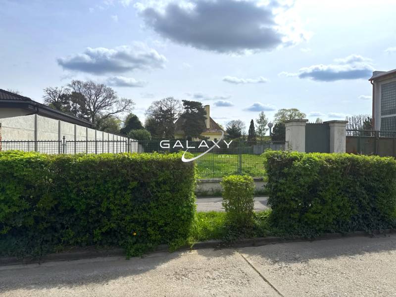 Pozemky - bydlení ve Sládkovičově, za zeleným plotem se nachází prostorná louka.