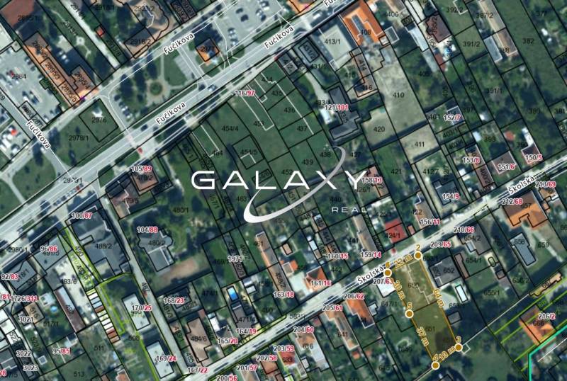 Letecká mapa zobrazuje ulici Školská se zaměřením na pozemky pro bydlení.