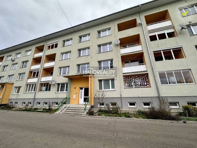 Bytový dům v Rimavské Sobotě se vstupní bránou a balkony.