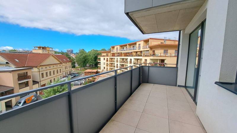 Balkon z 2-pokojového bytu na Štefánikově ulici v Popradu s výhledem na sousední budovy.