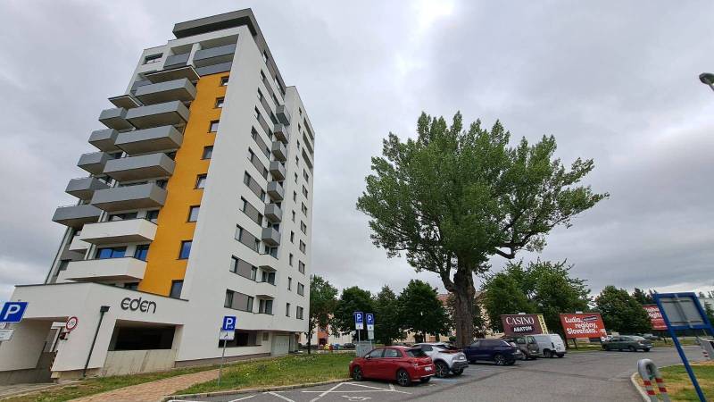 Výškový bytový dům a parkoviště na ulici Štefánikova v Popradu.