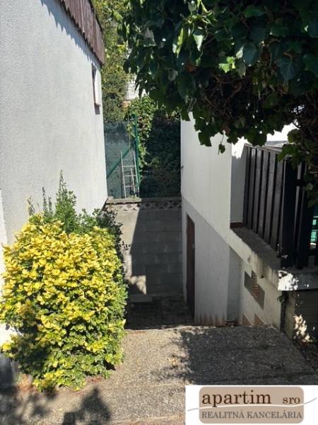 Chodník se schody a zelení, Bratislava - Vrakuňa, ulice Brezová, Pozemky - bydlení.
