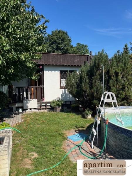 Zahrada s bazénem a zahradní chatkou na Brezové ulici v Bratislavě - Vrakuňa, Pozemky - bydlení.