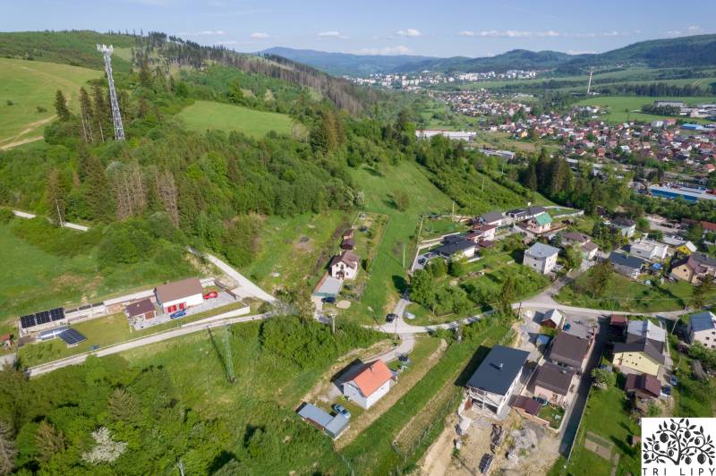 Letecká fotografie ukazuje rozsáhlé pozemky pro bydlení v obci Raková.