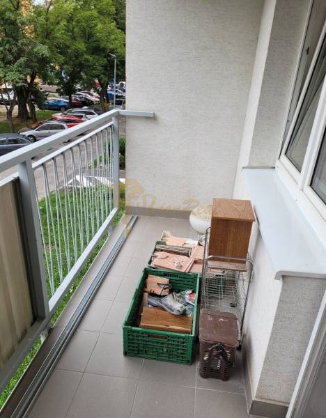 Balkon 3pokojového bytu s výhledem na parkoviště a ulici Měsíční v Bratislavě - Ružinově.
