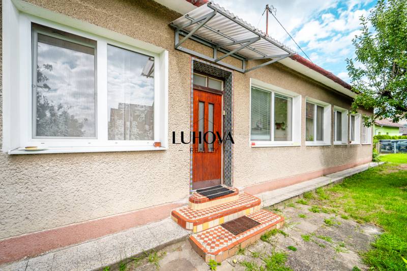 Rodinný dům na ulici Pavla Koyše v Ladcích s bílými okny a dveřmi.