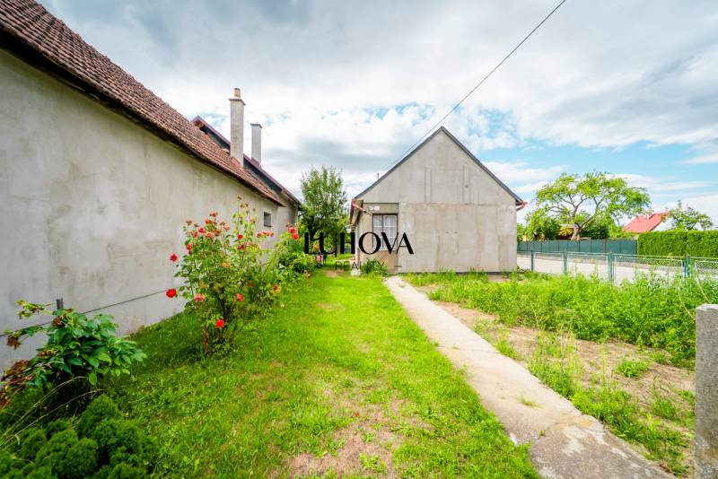 Rodinný dům na Pavla Koyše v Ladcích s dvory a květinami.