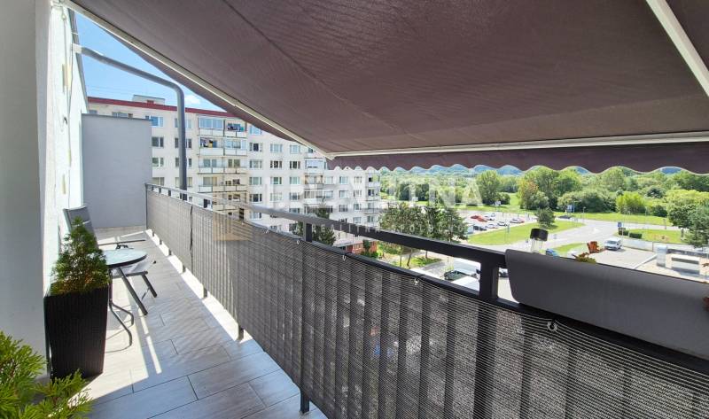Balkon v 4-pokojovém bytě s výhledem na okolí ulice Tulská, Zvolen.