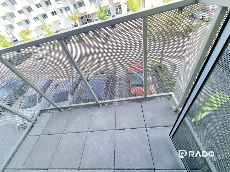 Balkon s výhledem na parkoviště a stromy z 3pokojového bytu.
