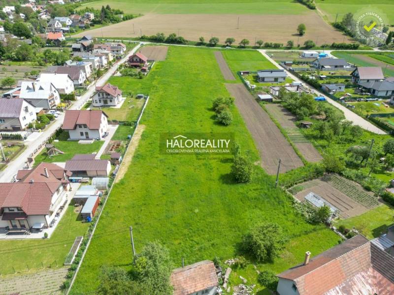 Letecký pohled na pozemky - bydlení v Udiči, obklopené rodinnými domy a zahradami.