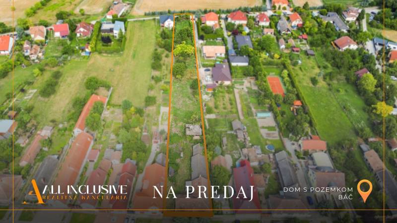 Letecký pohled na pozemky k bydlení v Báči s okolními domy.