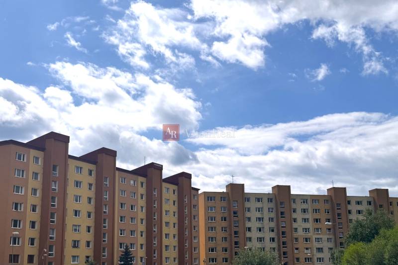 Bytový dům v Tvrdošíně na ulici Západ, vhodné na 2-pokojový byt s výhledem.