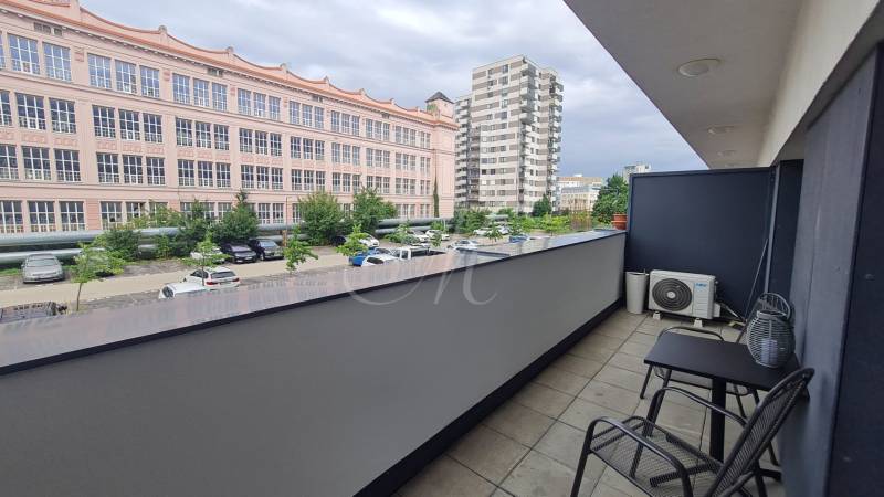 Balkon z 2-pokojového bytu na Miletičově, Bratislava - Ružinov, s výhledem na parkoviště.