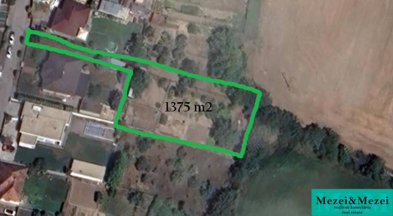 Letecký pohled na stavební pozemek v Zavare vhodný k bydlení, rozloha 1375 m².