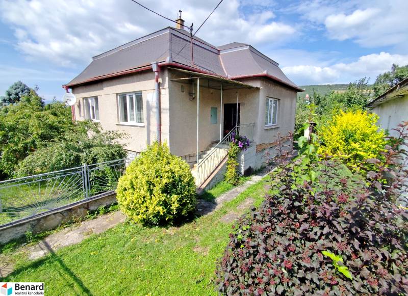 Rodinný dům ve Velkém Šariši se zahradou a příjezdovou cestou, obklopený zelení.