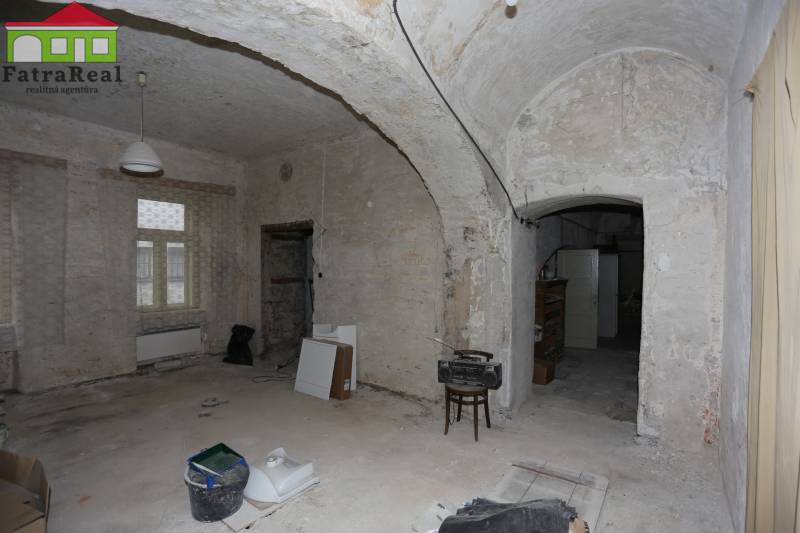 Interiér rodinného domu na náměstí A. Hlinky, s klenutým stropem a renovací.