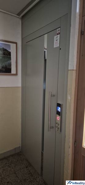 Vstup do výtahu v 3pokojovém bytě, s detaily ovládacího panelu.