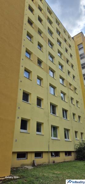 Žlutý panelový dům v Banské Bystrici na Moskevské ulici u 3-pokojového bytu.