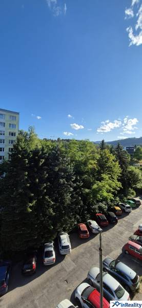 Parkoviště a zeleň u Moskevské ulice v Banské Bystrici, vedle 3pokojového bytu.