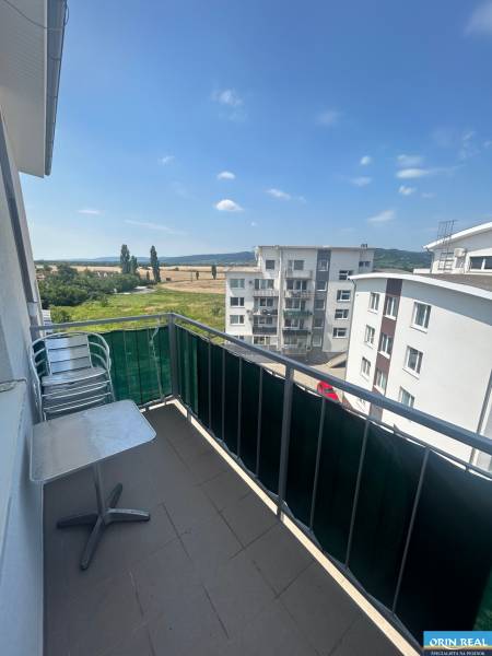 Balkon 3pokojového bytu na Slavomírově ulici ve Slovenském Grobu s výhledem na přírodu.