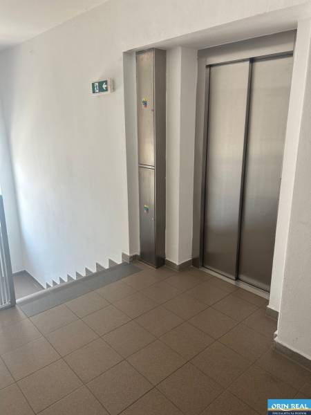 Schodiště a výtah ve 3-pokojovém bytě, čisté prostory s dlažbou.