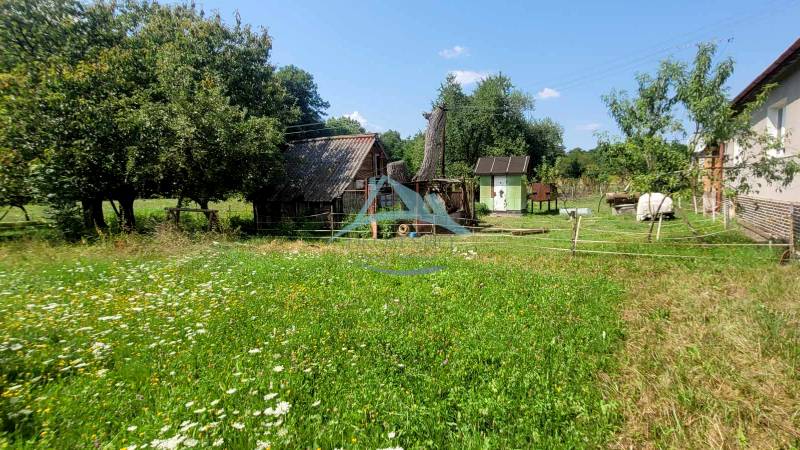 Venkovský dům obklopený zelení s polní cestou na ulici A.H. Škultétyho.
