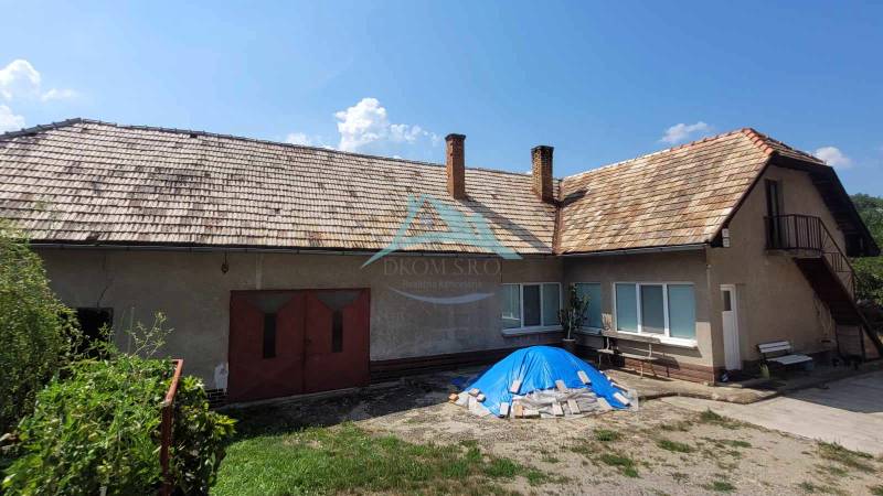 Starší dům s dřevěnou střechou na ulici A.H. Škultétyho, Pozemky - bydlení, příroda.