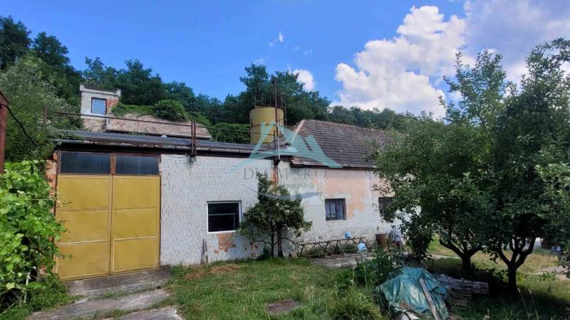 Na ulici A.H. Škultétyho zobrazený starší dům a zahrada. Pozemky - bydlení.