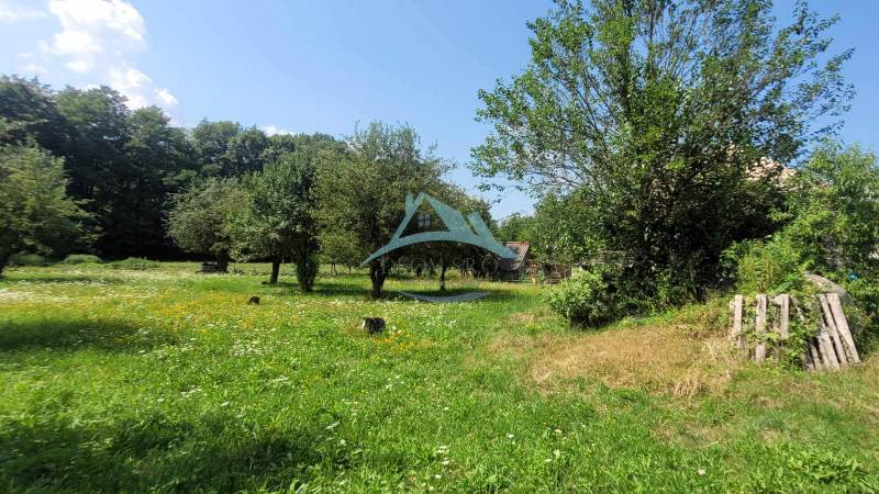 Zeleň na ulici A.H. Škultétyho, pozemky – bydlení obklopené stromy a loukou.