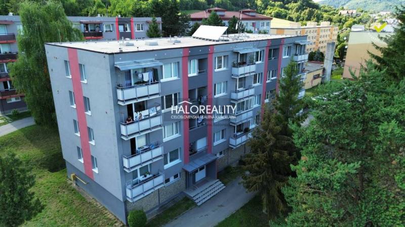 Bytový dům v Hnúšti obklopený zelení, nabízí 4pokojové byty se slunnými balkony.