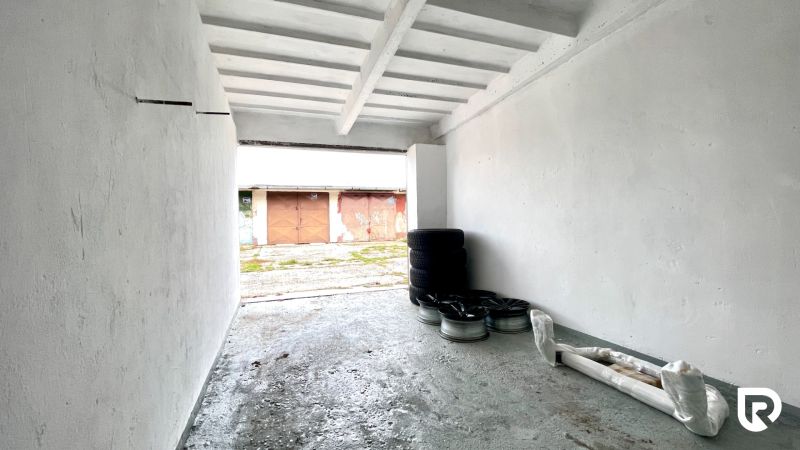 V garážích na Pionýrské ulici v Bratislavě - Novém Městě jsou uloženy pneumatiky.