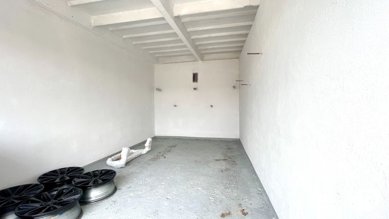 Garáž v Bratislavě - Nové Město na Pionýrské ulici, bílé stěny, disky na podlaze.