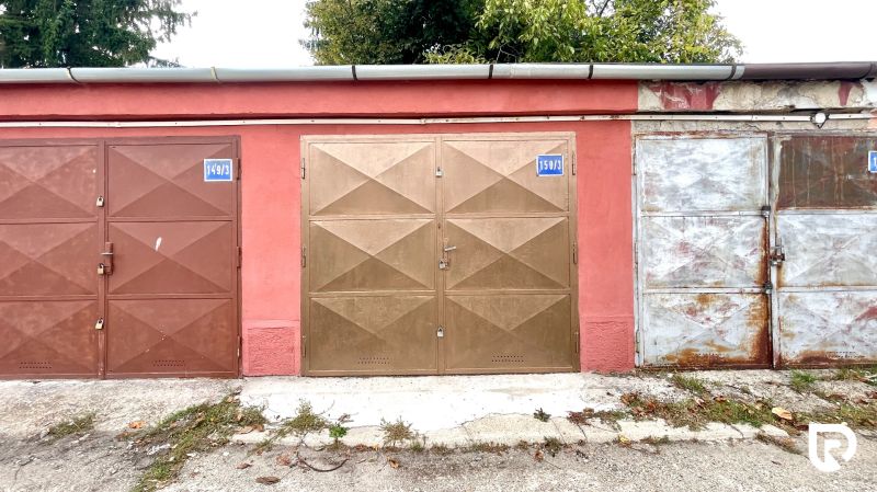 Garáže na Pionýrské ulici v Bratislavě - Novém Městě s kovovými dveřmi a barevnými stěnami.