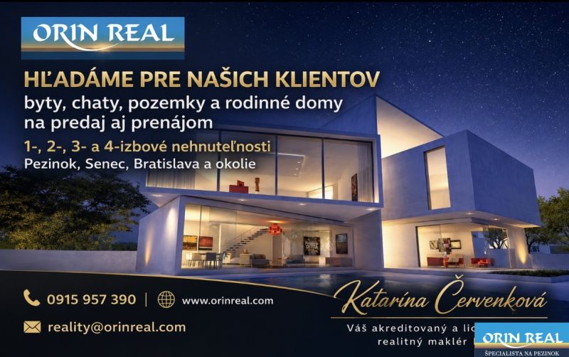 Rodinný dům se skleněnou fasádou, večerní obloha, kontakty realitní kanceláře Orin Real.