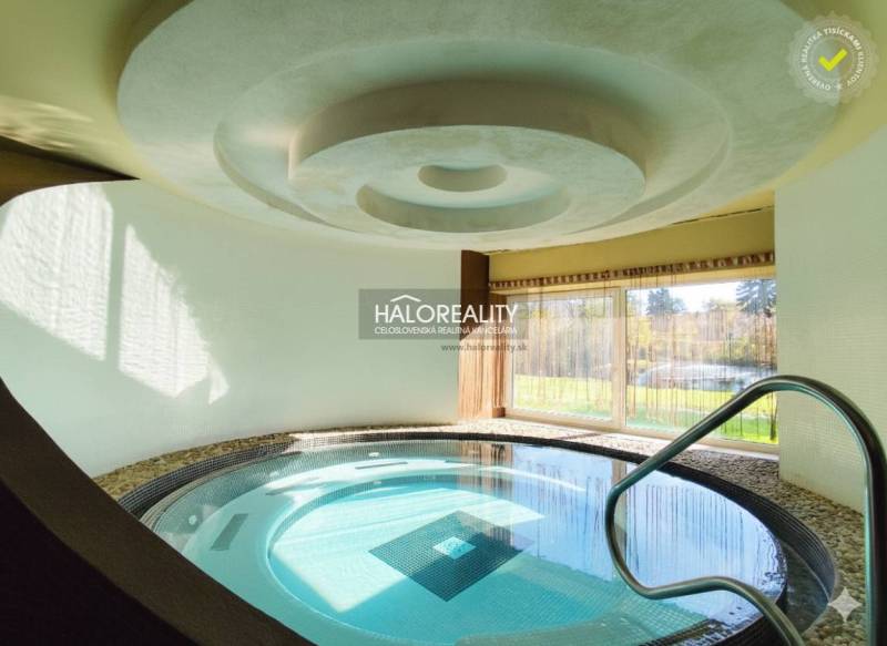 Interiérové gastro prostory s bazénem a výhledem do zahrady.
